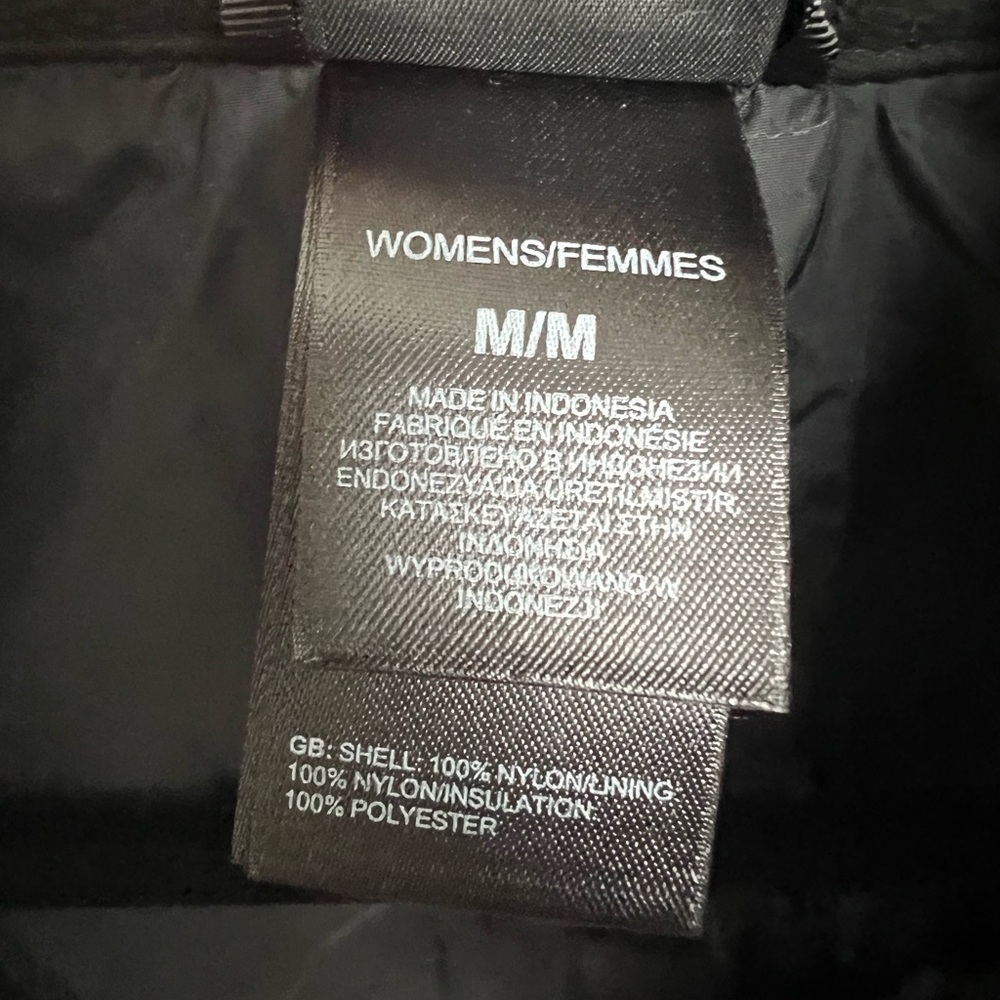 The North Face Women’s Quilted Stow Pocket
Vest in Black, Size Medium - Picture 7 of 7